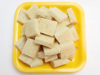 1、英式面包布丁,将吐司切掉边边后切成小块备用