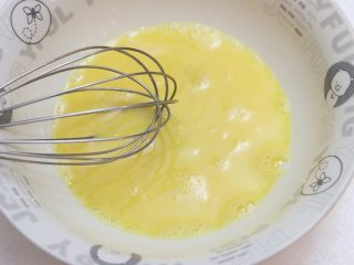 2、英式面包布丁,鸡蛋嗑入碗中，打散成均匀的蛋液