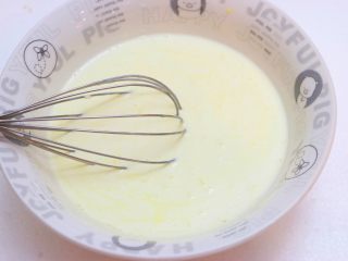 4、英式面包布丁,搅拌至白糖完全融化，蛋奶液就做好了