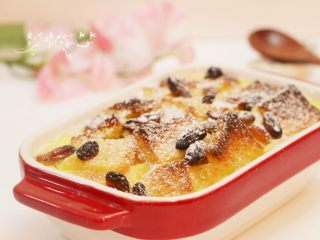 6、英式面包布丁,在烤好的面包布丁表面筛上一层糖粉即可