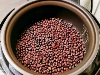 1、红豆派,红豆用压力锅煲熟。