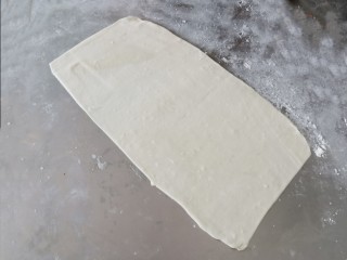 4、红豆派,移至面板，擀成长方形大薄片。