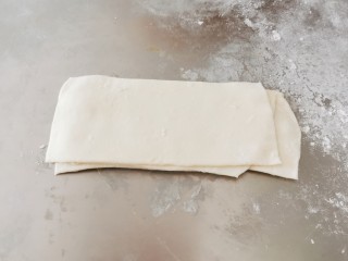 5、红豆派,大面片切几段，形成小长方形面片。