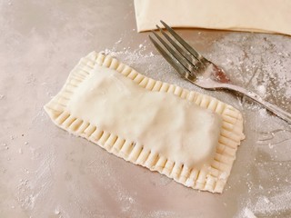 9、红豆派,四周边缘用叉子压一圈，将两个面片粘合。