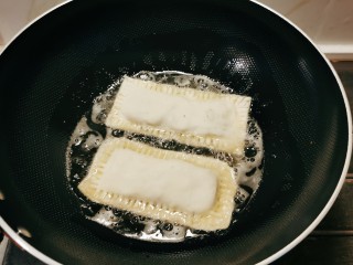 12、红豆派,油温6层热，放入派胚。