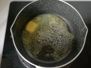 2、焦糖栗子馅铜锣烧,黄油一块放入小锅中小火融化；