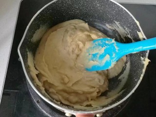 3、焦糖栗子馅铜锣烧,倒入栗子蓉中小火慢慢翻炒，炒至能抱团后关火盛出；