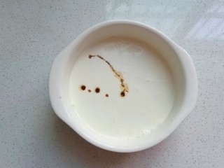 5、焦糖栗子馅铜锣烧,熬糖的同时，我们把淡奶油加点香草精搅拌均匀（没有可不加），然后放入微波炉叮一两分钟至烧开状态；