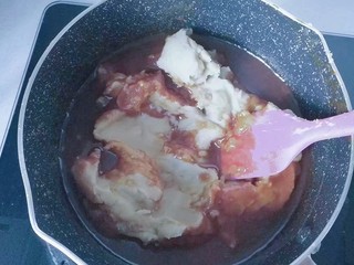 7、焦糖栗子馅铜锣烧,接着倒入烧开的淡奶油搅拌均匀，再倒入炒好的栗子馅拌均匀即可；