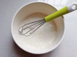 9、焦糖栗子馅铜锣烧,牛奶，玉米油，细砂糖，蜂蜜，盐放入盆中搅拌均匀；