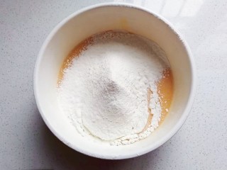 11、焦糖栗子馅铜锣烧,筛入混合好的面粉，搅拌均匀；