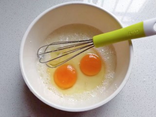 10、焦糖栗子馅铜锣烧,再打入鸡蛋继续搅拌均匀；