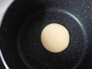 13、焦糖栗子馅铜锣烧,用小勺挖一勺面糊快速倒入不粘锅中，小火煎烤，此步要有耐心哈；