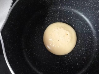 14、焦糖栗子馅铜锣烧,煎烤至面饼表面出现小汽泡后再翻面煎烤20~30秒左右即好；