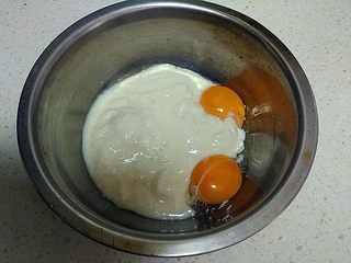 2、酸 奶 小 蛋 糕 ,分离出来的蛋黄中加入酸奶、色拉油。