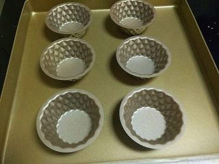 11、酸 奶 小 蛋 糕 ,把小模具放入烤盘里,烤盘里加入温水,温水不要摸过模具的一半。