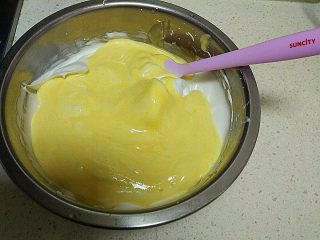 10、酸 奶 小 蛋 糕 ,把搅拌好的面糊倒入剩下的3分之2蛋白里,翻拌搅拌。让蛋白和面糊融合。