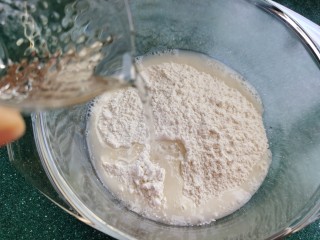 1、糖火烧,面粉中加水，边加边搅拌成面絮状。