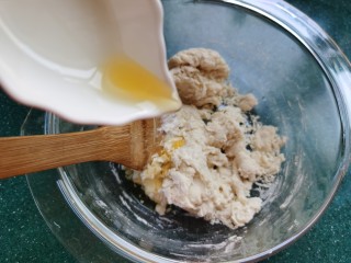 2、糖火烧,然后加入油。