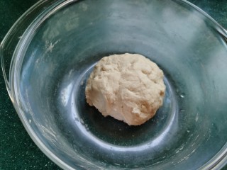 3、糖火烧,和成软面团，盖上保鲜膜醒发约40分钟左右。