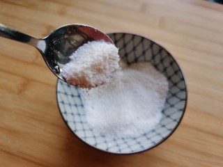 5、糖火烧,将白糖和面粉拌匀。糖馅就做好了。