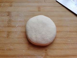 6、糖火烧,醒发后的面团放到面板上揉匀。