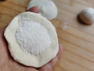 9、糖火烧,放入混合好的白糖。