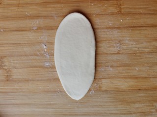 11、糖火烧,然后收口朝下，用擀面杖轻轻地擀开成牛舌状。