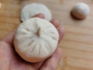 10、糖火烧,像包包子一样包起来，收口处一定要捏紧。防止漏糖。