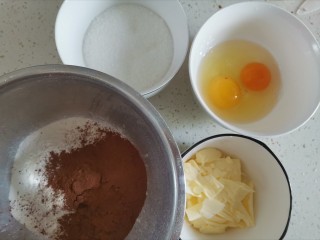 1、巧克力裂纹曲奇饼干????,称好食材备用