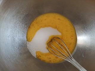 3、巧克力裂纹曲奇饼干????,蛋液中加入白砂糖