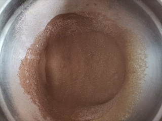 5、巧克力裂纹曲奇饼干????,筛入低筋面粉，可可粉，泡打粉