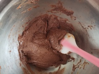 6、巧克力裂纹曲奇饼干????,翻拌均匀至无干粉颗粒状