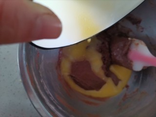 7、巧克力裂纹曲奇饼干????,加入融化好的黄油