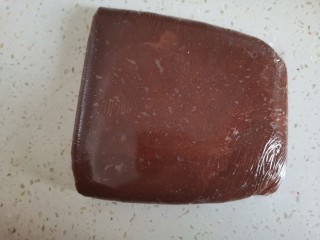 9、巧克力裂纹曲奇饼干????,用保鲜膜包起来放入冰箱冷冻30分钟，使面团变硬