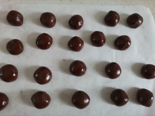 10、巧克力裂纹曲奇饼干????,冷冻好后取出来分成15克一个小球