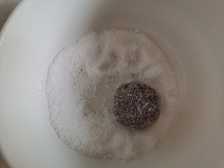 12、巧克力裂纹曲奇饼干????,把小球在细砂糖里滚一圈