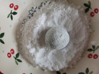 13、巧克力裂纹曲奇饼干????,再粘一层糖霜，粘好后抖掉多余的糖霜