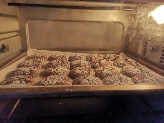 15、巧克力裂纹曲奇饼干????,送入预热好的烤箱，上下火170度烤20分钟，烤盘太小，饼干膨胀的都长在一起了????