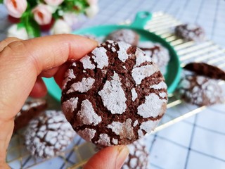 16、巧克力裂纹曲奇饼干????,烤好取出来晾凉后再吃，很漂亮的裂纹曲奇饼干就做好了