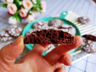 17、巧克力裂纹曲奇饼干????,非常脆，细砂糖在表面结成糖衣，咬一口外层脆而甜蜜，里面巧克力味浓郁。