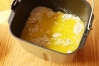 2、海苔贝果,除海苔，酵母以外的全部材料放入面桶。