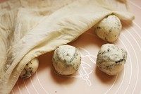8、海苔贝果,此配方的面量分割成78g左右一个，共六个。盖上湿布醒发5分钟。