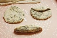 9、海苔贝果,整形。面团擀开成椭圆形，整形如图，先折叠三分之一过来并压紧，再折叠另三分之一过来压紧，最后对着并收口。需要注意的是每次折叠的时候一定要压紧，不然就有过多的气泡。