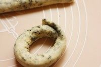 11、海苔贝果,长条收成圆形，用擀开的那一部分包住另一边，收紧即可
