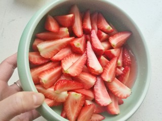 6、草莓酱,一个小时后可看见草莓汁流出。