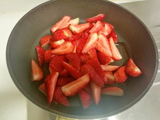 7、草莓酱,然后将草莓和汤汁一同倒入锅中。