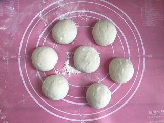 6、发面葱油饼,将发酵好的面团分成7个均等的小剂子。