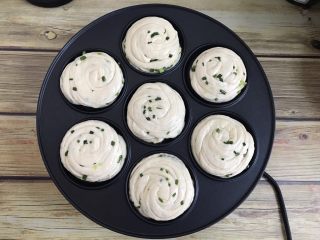 12、发面葱油饼,米凡欧斯早餐机预热，刷少许食用油，饼坯依次放入。