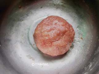 1、炸猫耳朵,把面粉150克,红曲粉4克,打一个鸡蛋揉成面团,20克糖,用60克牛奶和面,醒发20分钟